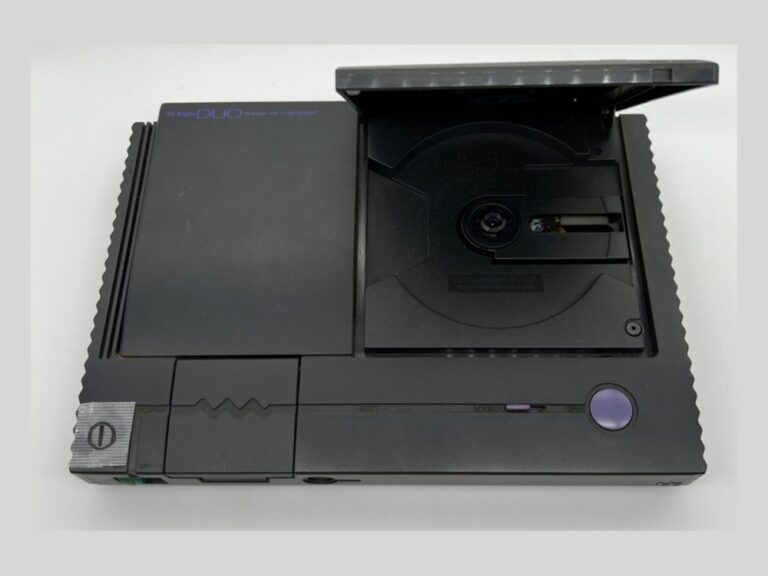 CDのふたを開けたPCエンジンDuo
