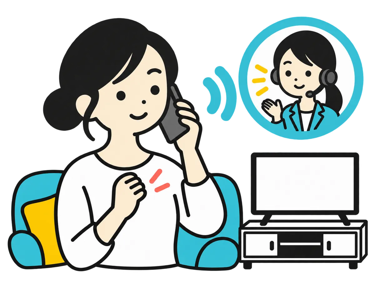 ソファでスマートフォンを耳に当て、テレビを売りたいとスタッフに相談する女性