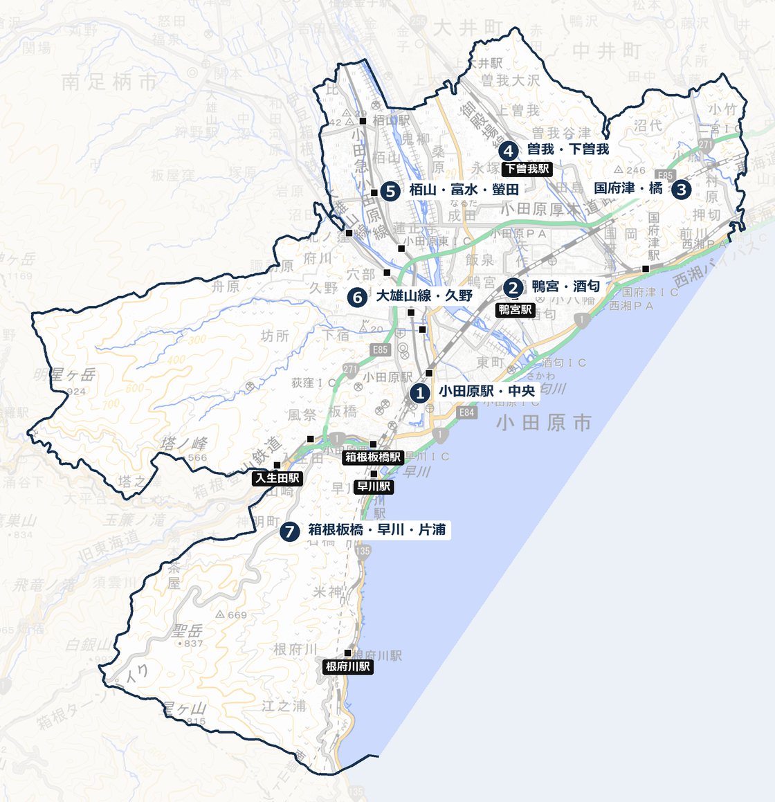 小田原市の地図。1 小田原駅・中央、2 鴨宮・酒匂、3 国府津・橘、4 曽我・下曽我、5 栢山・富水・螢田、6 大雄山線・久野、7 箱根板橋・早川・片浦の各エリアの位置と、小田原駅・鴨宮駅・国府津駅・下曽我駅・栢山駅・富水駅・螢田駅・足柄駅・大雄山線の各駅・箱根登山電車の各駅・早川駅・根府川駅